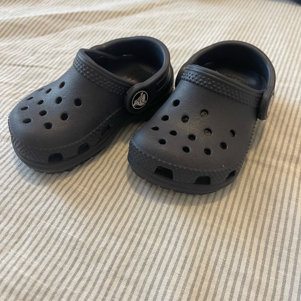Navy blue crocs, infants 4